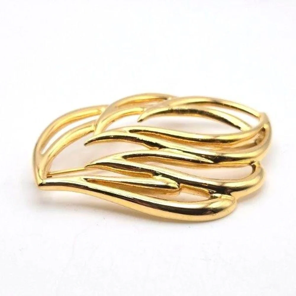 Vintage Monet Large Gold Tone Openwork Leaf Flame Feather‎ Brooch Signed